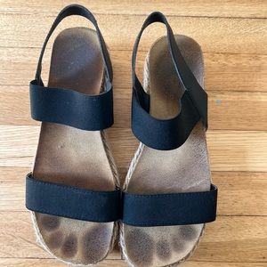 Steve Madden Jaklin Sandal in size 8, black.